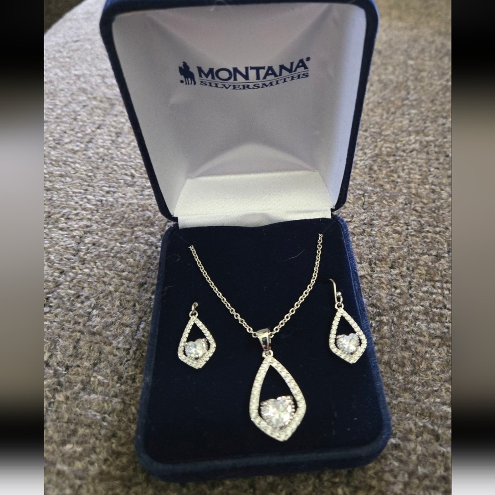 Montana Silversmiths Ladies Cradled Heart Jewelry Set Necklace JS3032
